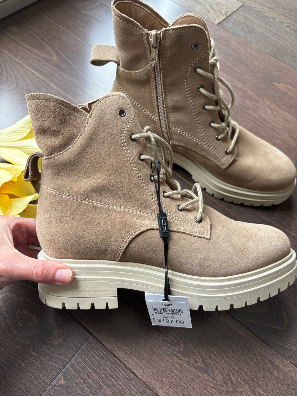 NWT Danier Trudy Suede Lace Up Boots - Picture 9 of 16
